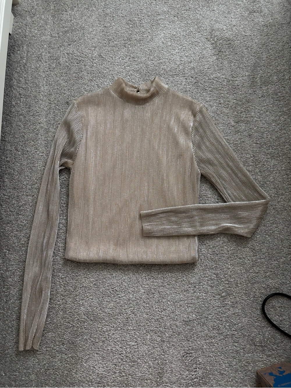 BKE Metallic Ribbed Mock Neck Top - Champagne Gold